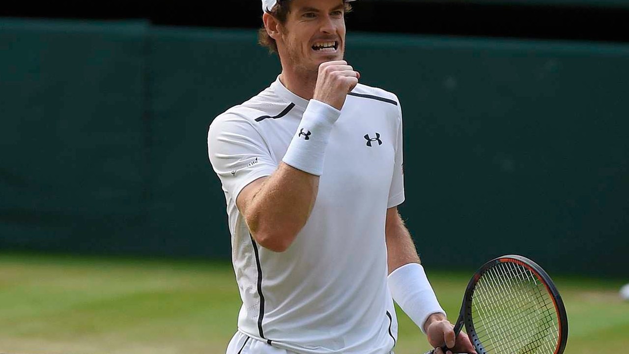 Tenista Andy Murray comemora vitória contra o tcheco Tomas Berdych, em Wimbledon