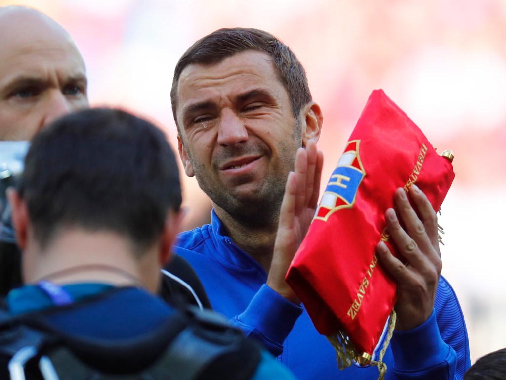 Capitão da seleção da Croácia, Darijo Srna, se emociona durante hino nacional