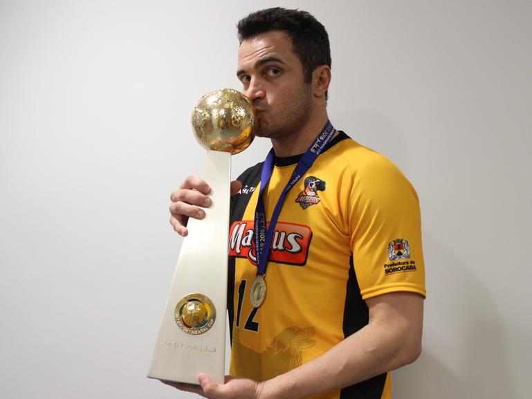 O ala Falcão, do Sorocaba, posa com o troféu que faltava em sua carreira, o Mundial de Clubes de Futsal