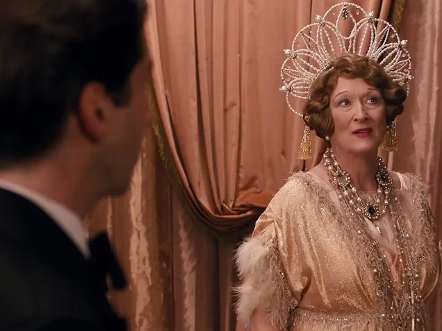 Florence Foster Jenkins (Meryl Streep) em cena do filme Florence: Quem É Essa Mulher?