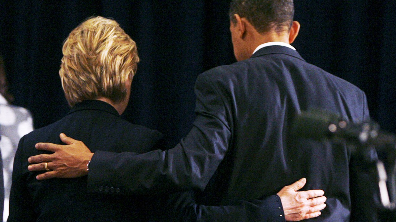 Hillary Clinton deixa coletiva de imprensa abraçada com Barack Obama, depois de ter sido anunciado como secretário dos Estados Unidos - 01/12/2008