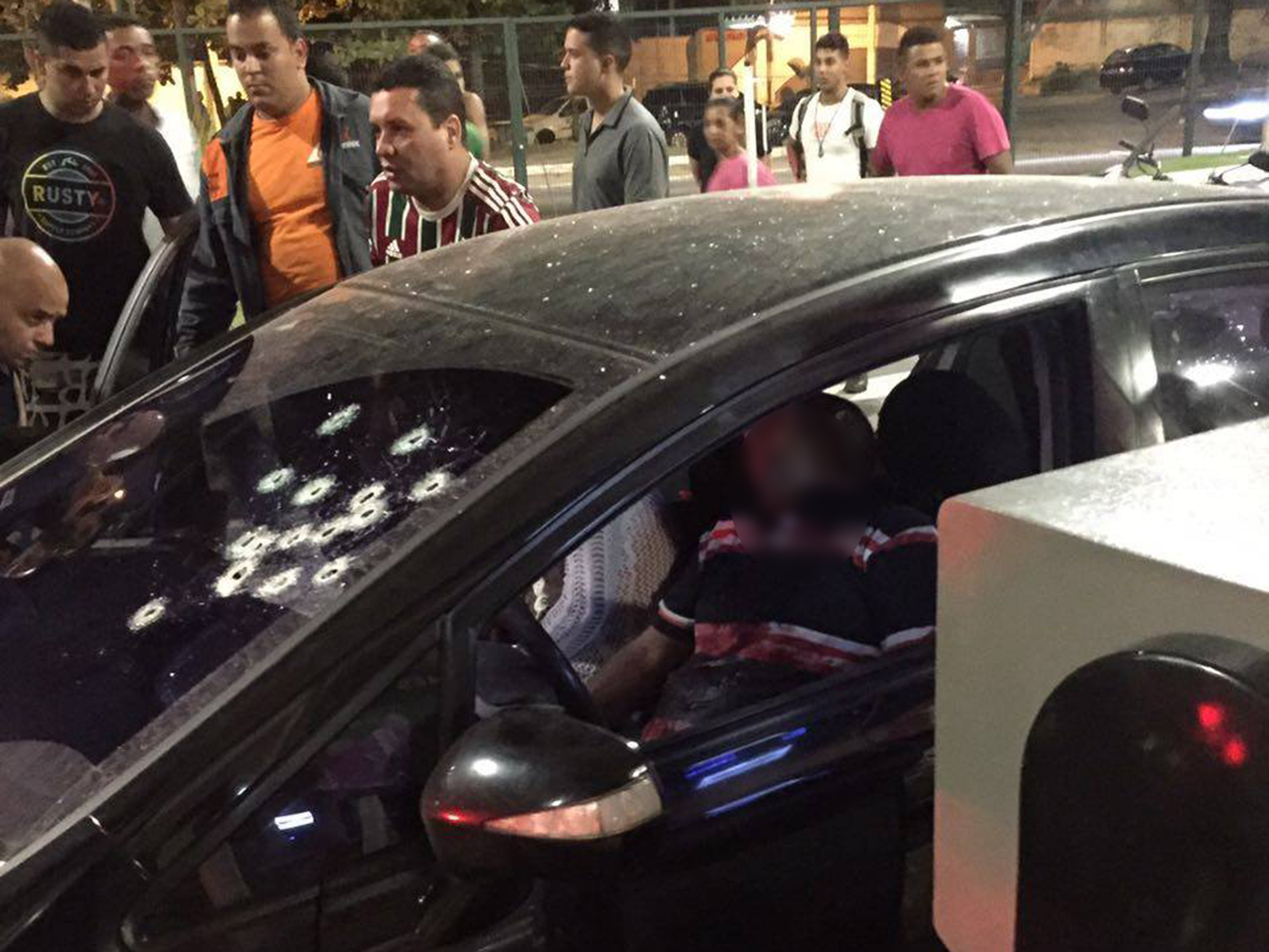 Homem é executado no estacionamento de um shopping em Duque de Caxias (RJ)
