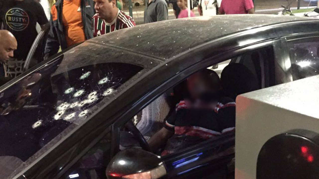 Homem é executado no estacionamento de um shopping em Duque de Caxias (RJ)
