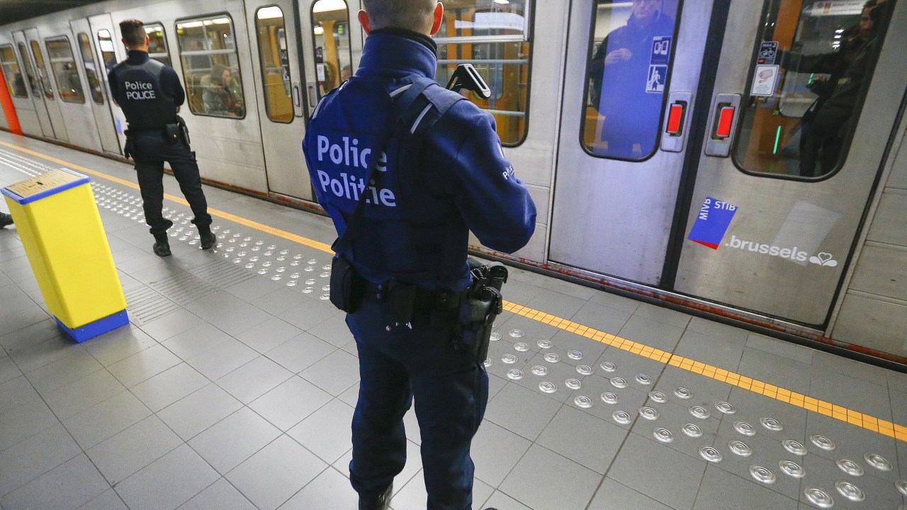 Policiais belgas patrulham uma estação de metrô, em Bruxelas, uma semana depois dos ataques terroristas na cidade - 29/03/2016