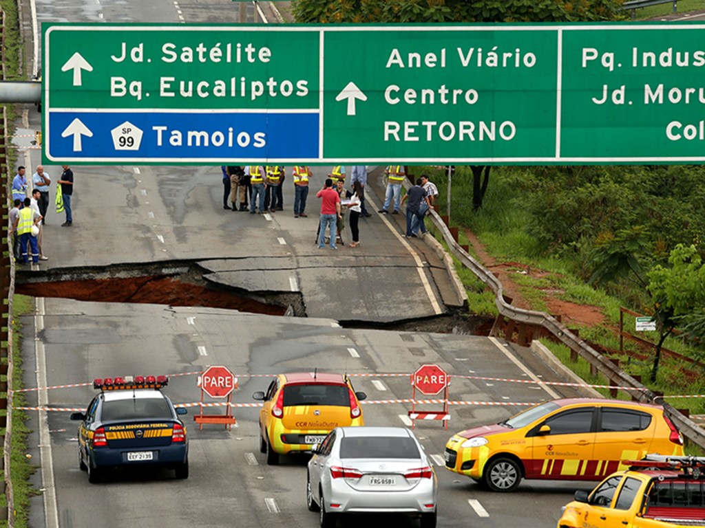 Trânsito intenso de veículos na rodovia Presidente Dutra, altura do km 152, em São José dos Campos, no sentido SP-RJ, devido à interdicao de pista local, onde a chuva abriu uma cratera