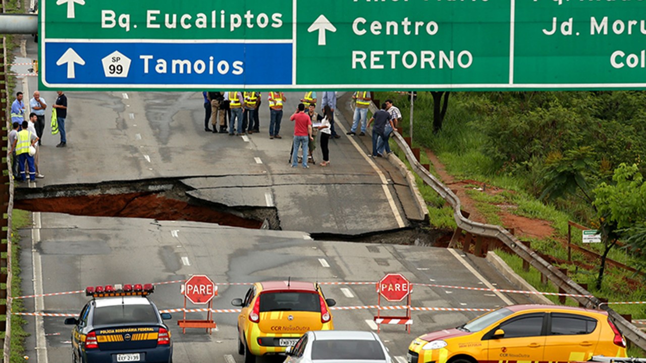 Trânsito intenso de veículos na rodovia Presidente Dutra, altura do km 152, em São José dos Campos, no sentido SP-RJ, devido à interdicao de pista local, onde a chuva abriu uma cratera