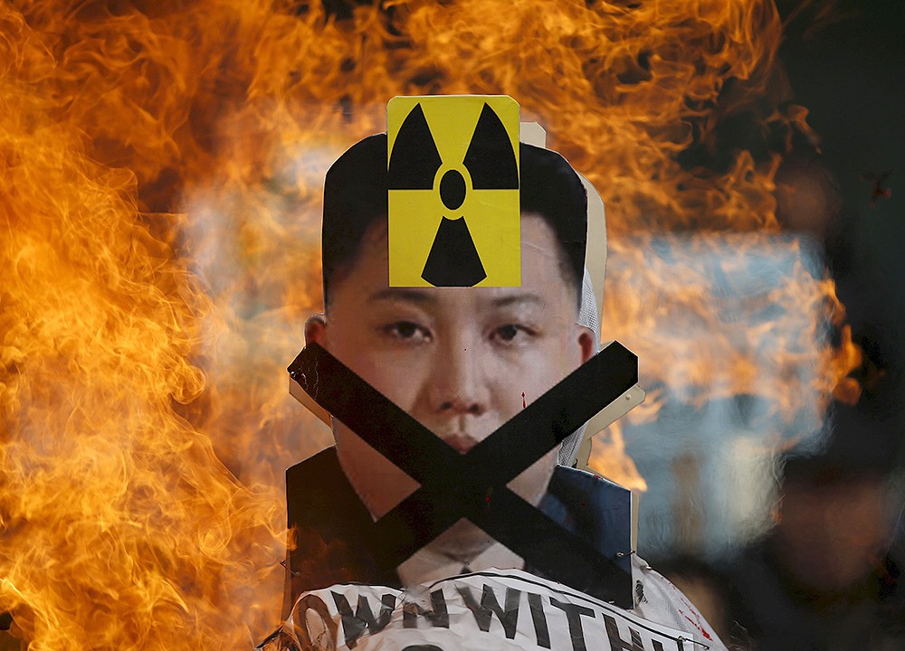 Recorte do rosto do líder norte-coreano, Kim Jong Un, é incendiado durante protestos contra a Coreia do Norte, em Seul, na Coréia do Sul