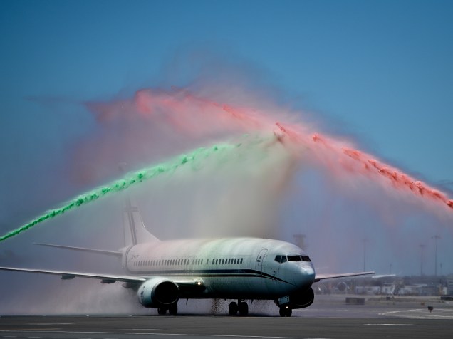 Jatos de água nas cores da bandeira de Portugal são lançados sobre o avião da seleção campeã da Eurocopa na chegada ao aeroporto de Lisboa - 11/07/2016