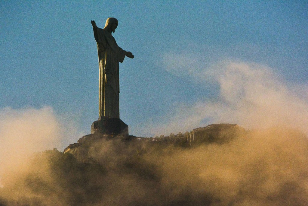 Cristo Redentor fotografado durante o amanhecer no Rio de Janeiro