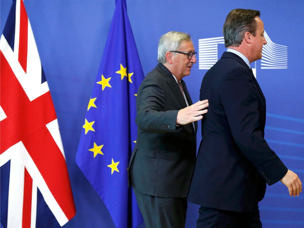 David Cameron e Jean-Claude Juncker em convenção da União Europeia, em Bruxelas