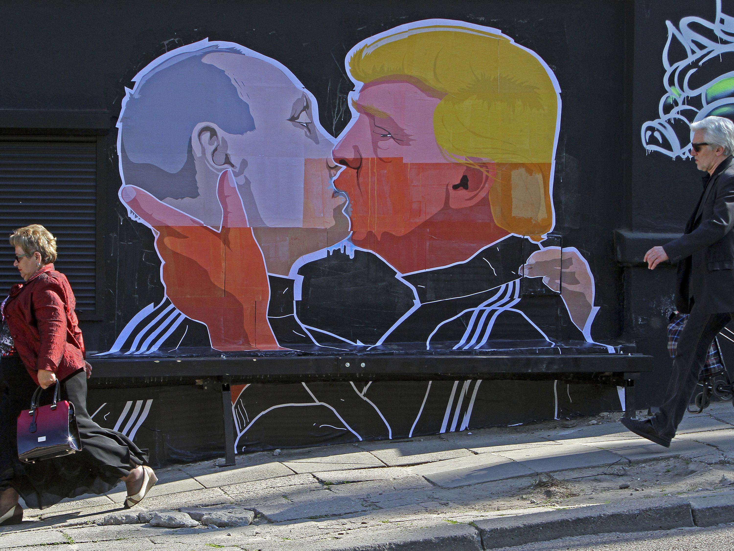 Grafite mostra Trump e Putin se cumprimentando com beijo na boca