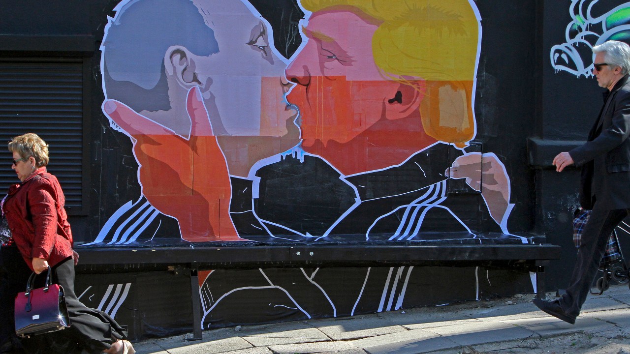 Grafite mostra Trump e Putin se cumprimentando com beijo na boca