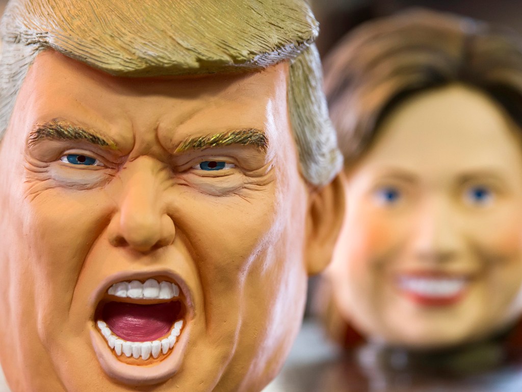Máscaras de Donald Trump e Hillary Clinton em uma fábrica na cidade japonesa de Saitama