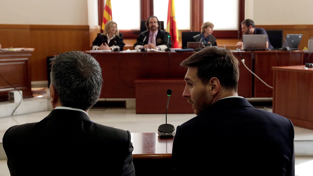 Lionel Messi comparece ao tribunal ao lado de seu pai durante julgamento por fraude fiscal na Espanha