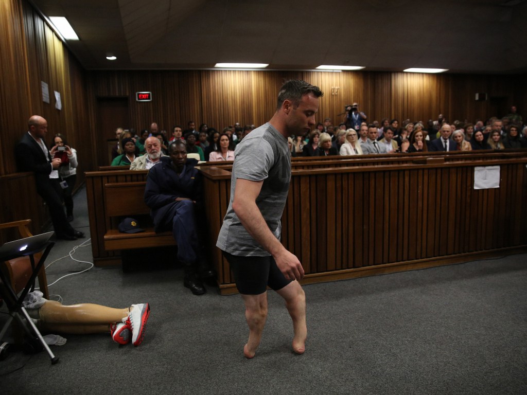 Oscar Pistorius retira suas próteses durante audiência na Suprema Corte de Pretória na África do Sul