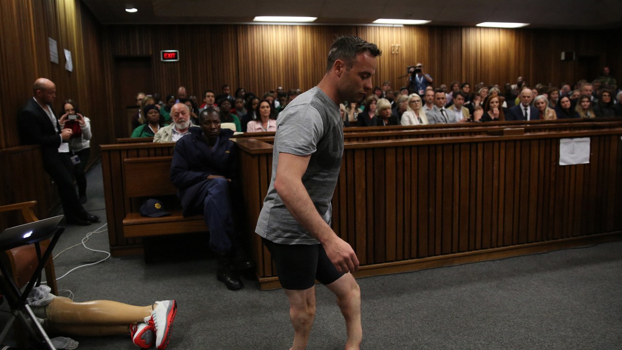 Oscar Pistorius retira suas próteses durante audiência na Suprema Corte de Pretória na África do Sul