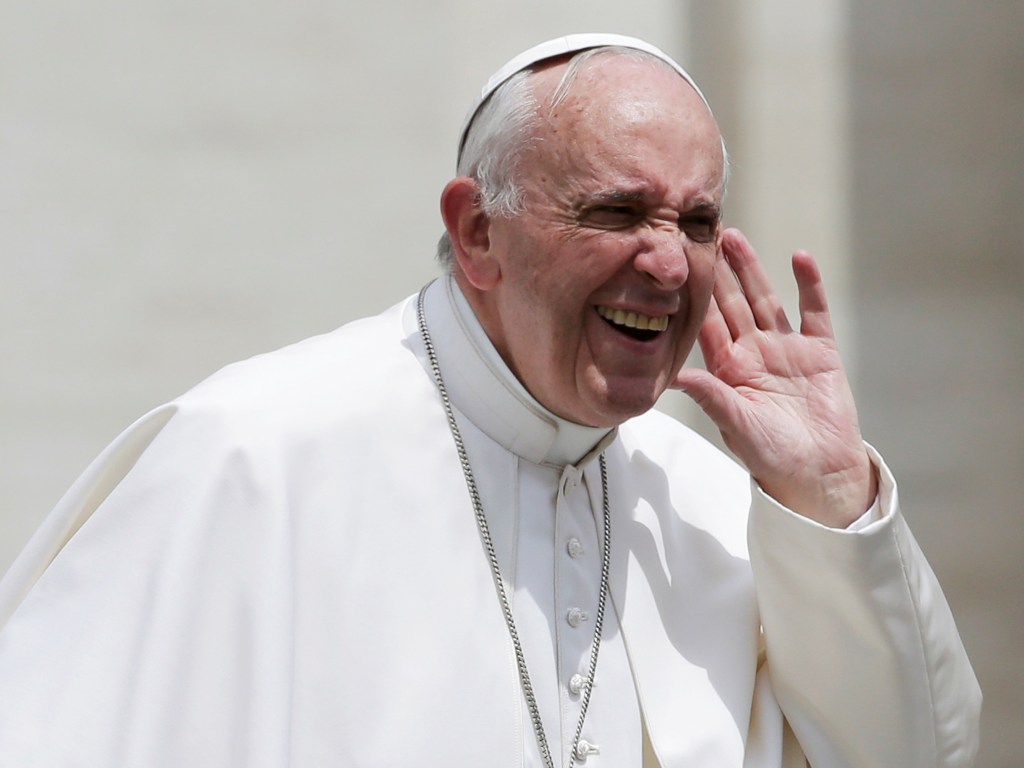 Papa Francisco interage com os fiéis no Vaticano