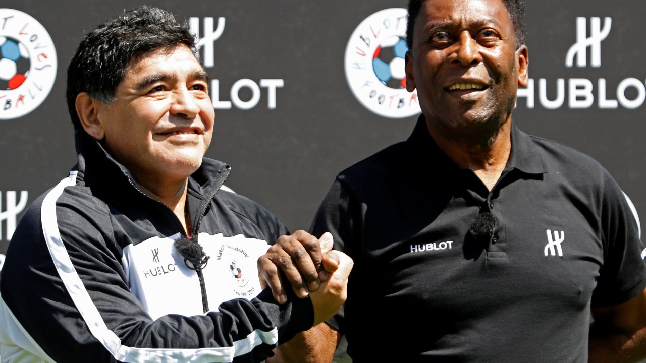 Pelé e Maradona se encontram em Paris, na França