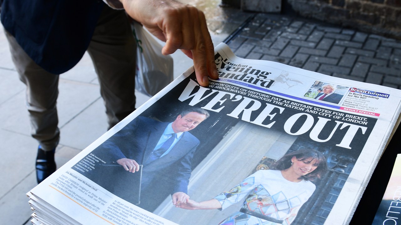 Jornais britânicos estampam em suas capas, a saída do Reino Unido da União Europeia e a renúncia do primeiro-ministro britânico, David Cameron - 24/06/2016