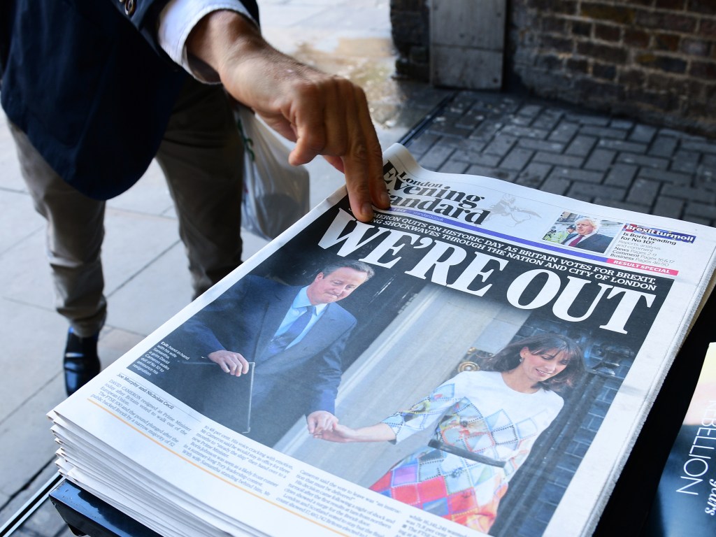 Jornais britânicos estampam em suas capas a saída do Reino Unido da União Europeia e a renúncia do primeiro-ministro britânico, David Cameron - 24/06/2016
