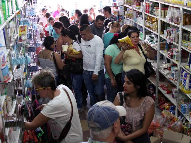 Cidadãos venezuelanos compram produtos em um supermercado cidade na colombiana de Cocuta para tirar proveito da abertura temporária de fronteira