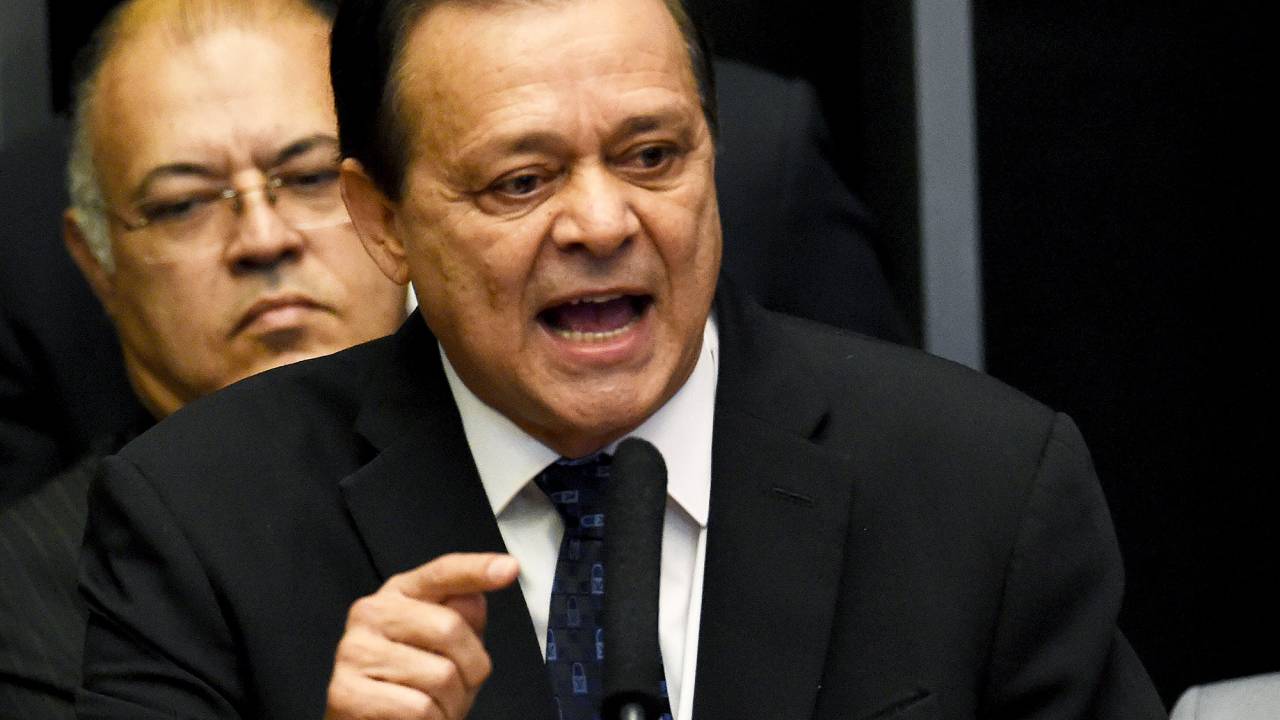 Após articulação de Jovair Arantes (PTB-GO), a proposta foi alterada com a retirada do texto da proibição de que pessoas com atuação partidária sejam indicadas para diretorias das estatais