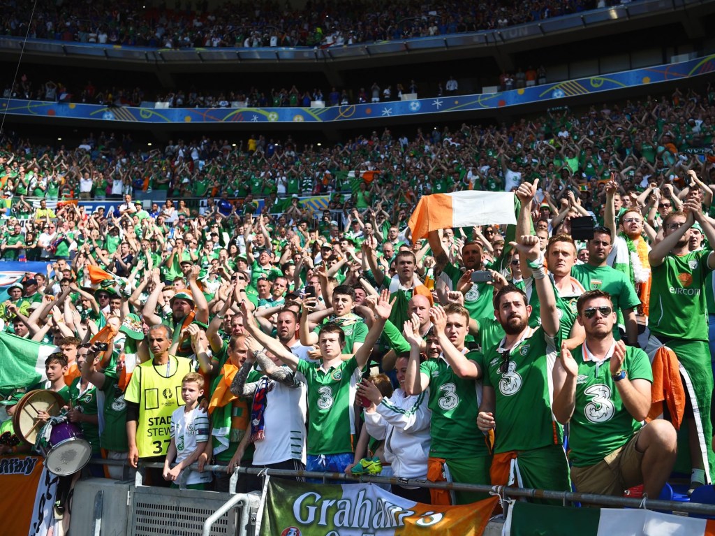 Torcedores irlandeses durante eliminação para a França, nas oitavas de final da Euro