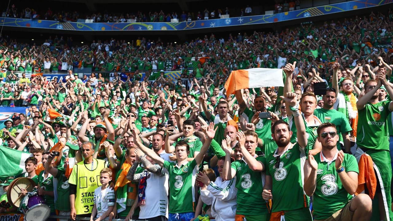Torcedores irlandeses durante eliminação para a França, nas oitavas de final da Euro