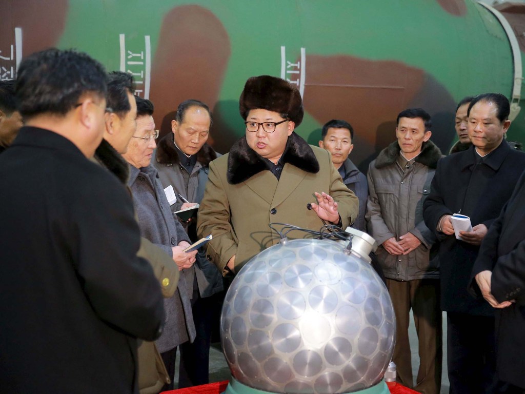 O ditador da Coreia do Norte, Kim Jong-un, apareceu em fotos ao lado do que seria uma maquete de uma ogiva nuclear