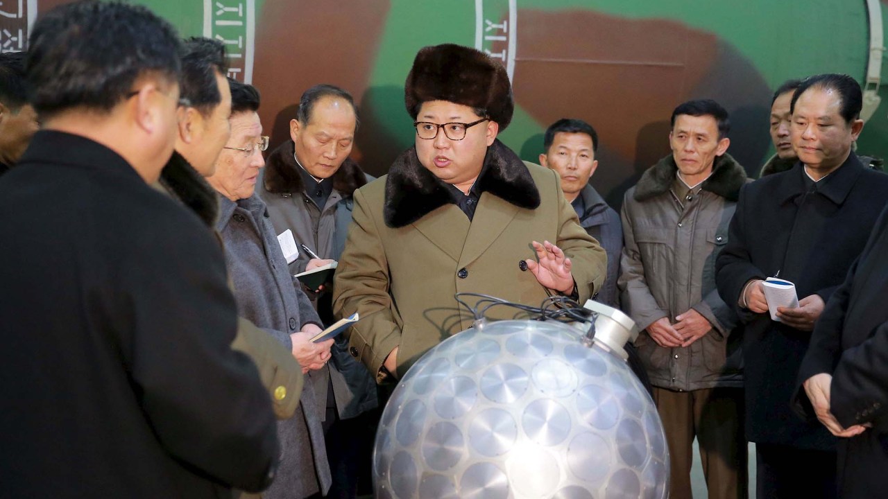 O ditador da Coreia do Norte, Kim Jong-un, apareceu em fotos ao lado do que seria uma maquete de uma ogiva nuclear