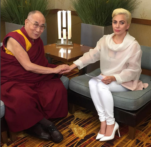 Lady Gaga encontra Dalai Lama, para a fúria dos chineses