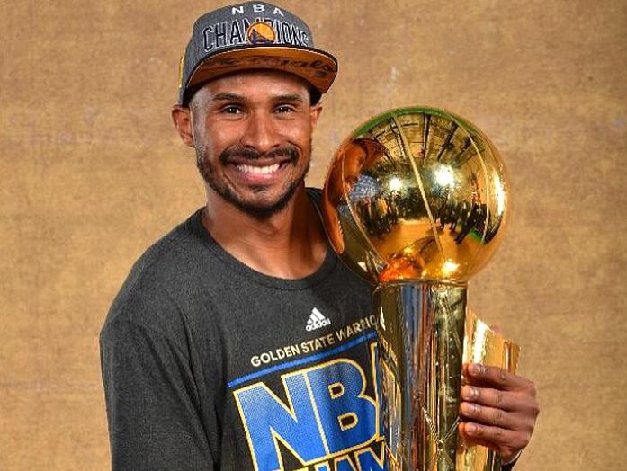 Leandrinho posa com a taça de campeão da NBA em 2015