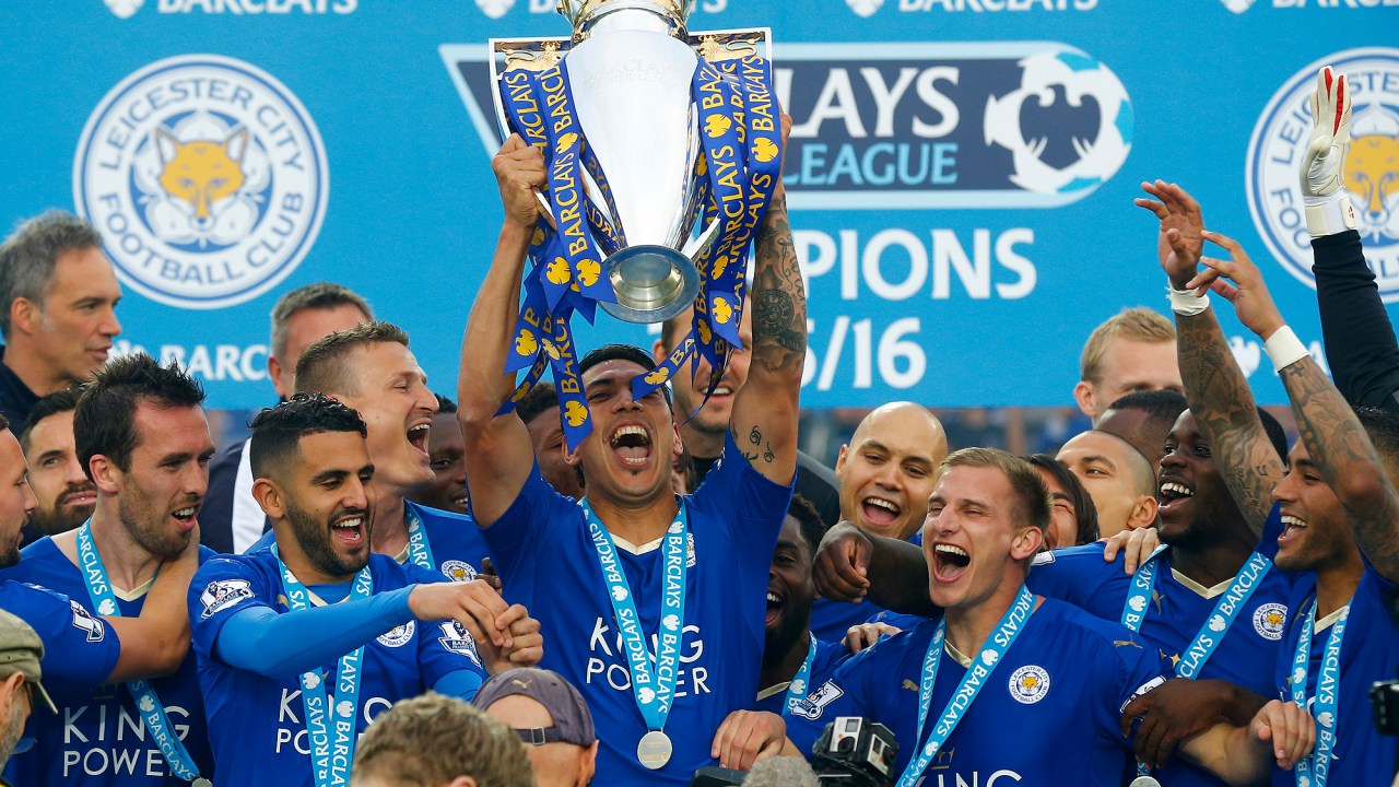 Leicester ergue a taça e se despede de casa com vitória sobre o Everton, válida pelo Campeonato Ingles, no King Power Stadium, na Inglaterra - 07/05/2016