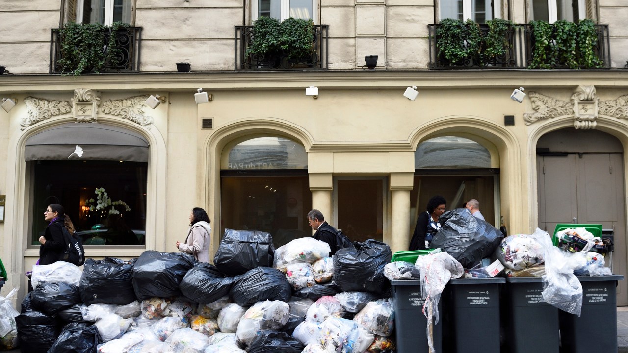 Montanha de lixo acumulado em rua após greve de coletores em Paris. Os profissionais estão exigindo um reajuste em seus salários