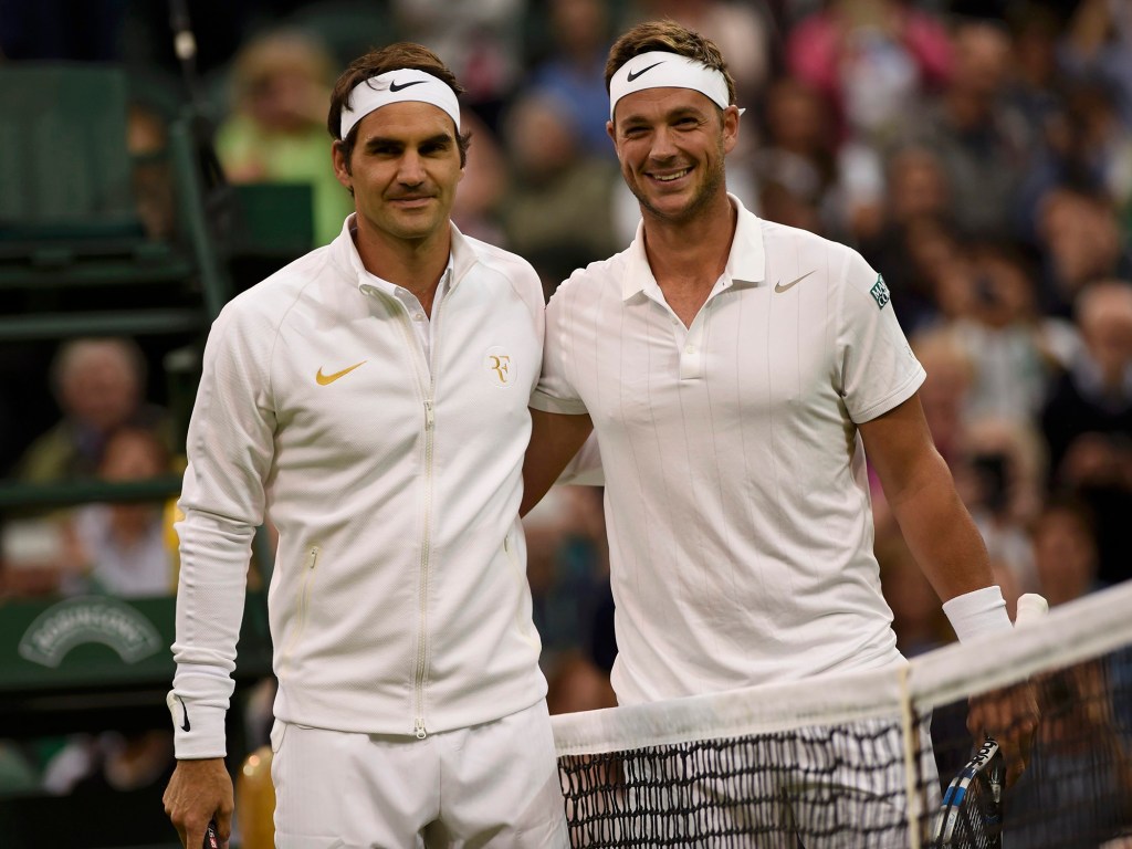 TRoger Federer (à esq.), terceiro do mundo, e Marcus Willis, apenas o 772º do ranking mundial, antes da partida válida pela segunda rodada de Wimbledon