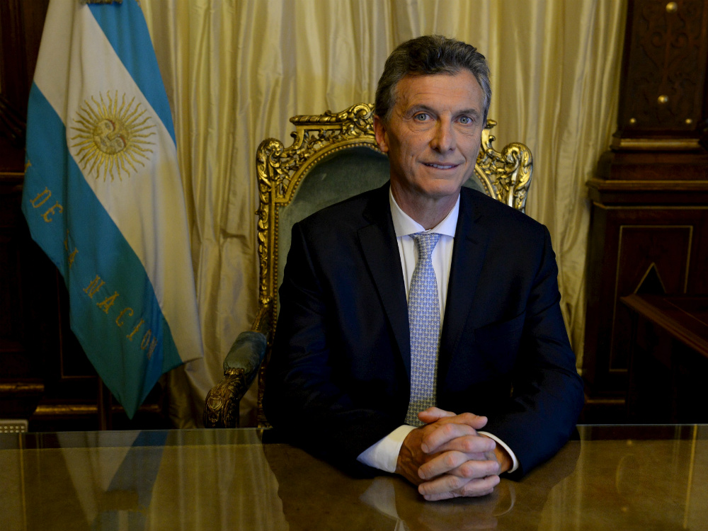 O presidente argentino Mauricio Macri em sua primeira foto oficial em seu gabinete na Casa Rosada