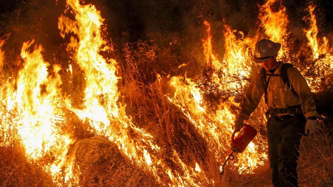 Bombeiros tentam apagar incêndio que se alastrou na Califórnia