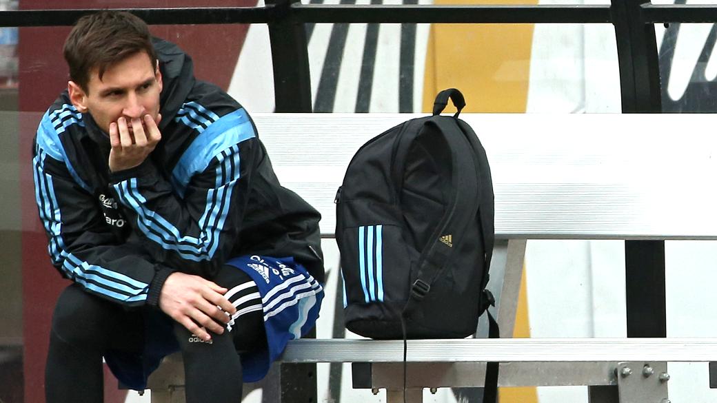 Lionel Messi se irritou com falta dura do boliviano Jhasmani Campos