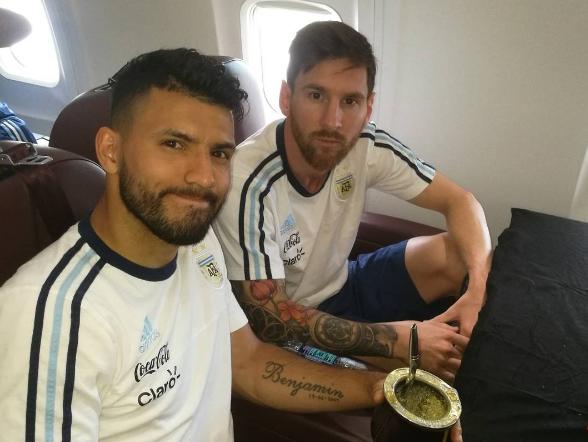 Lionel Messi reclamou do atraso do voo da Argentina, enquanto aguardava ao lado do amigo Sergio Aguero