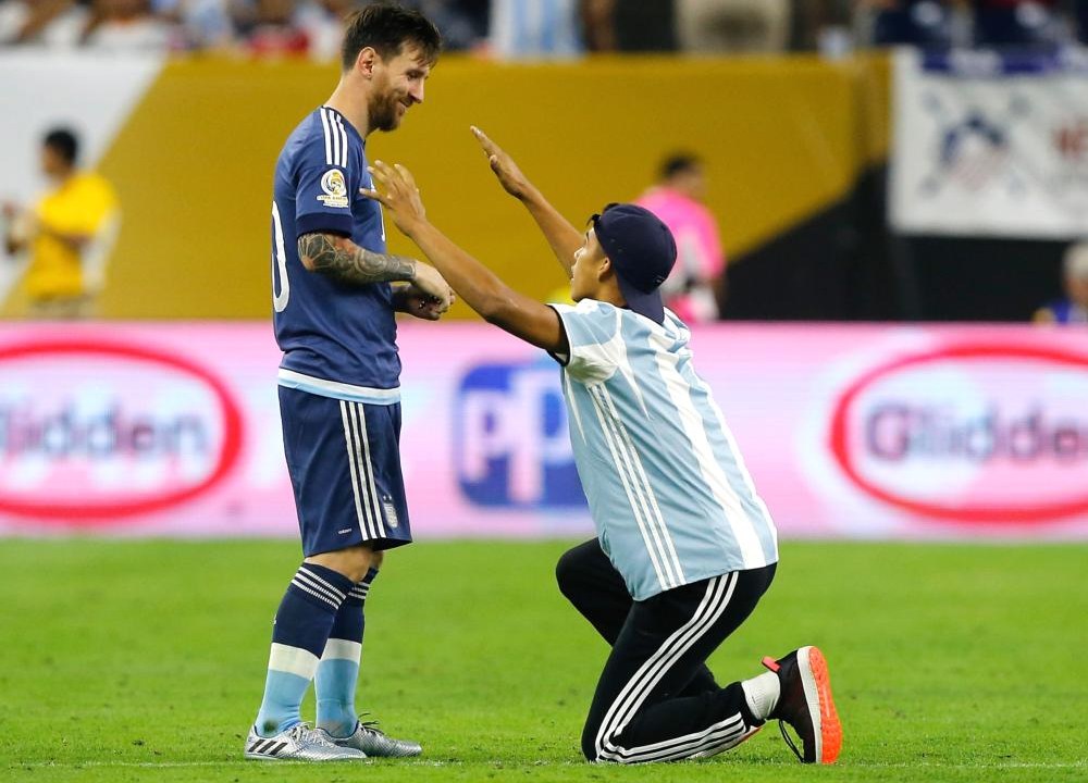Um país a seus pés: fã invade o campo em Houston para reverenciar Messi