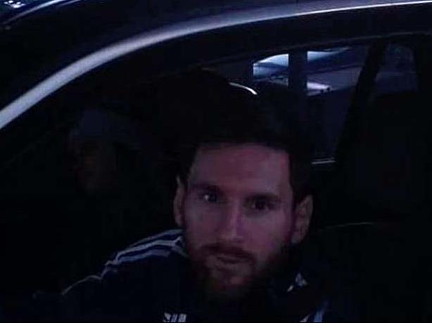Lionel Messi é flagrado, dirigindo rumo a sua Rosário, ainda vestindo o uniforme da seleção argentina