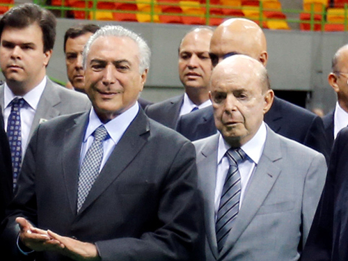 Presidente interino, Michel Temer, em visita ao Rio de Janeiro, ao lado do governador em exercício, Francisco Dornelles