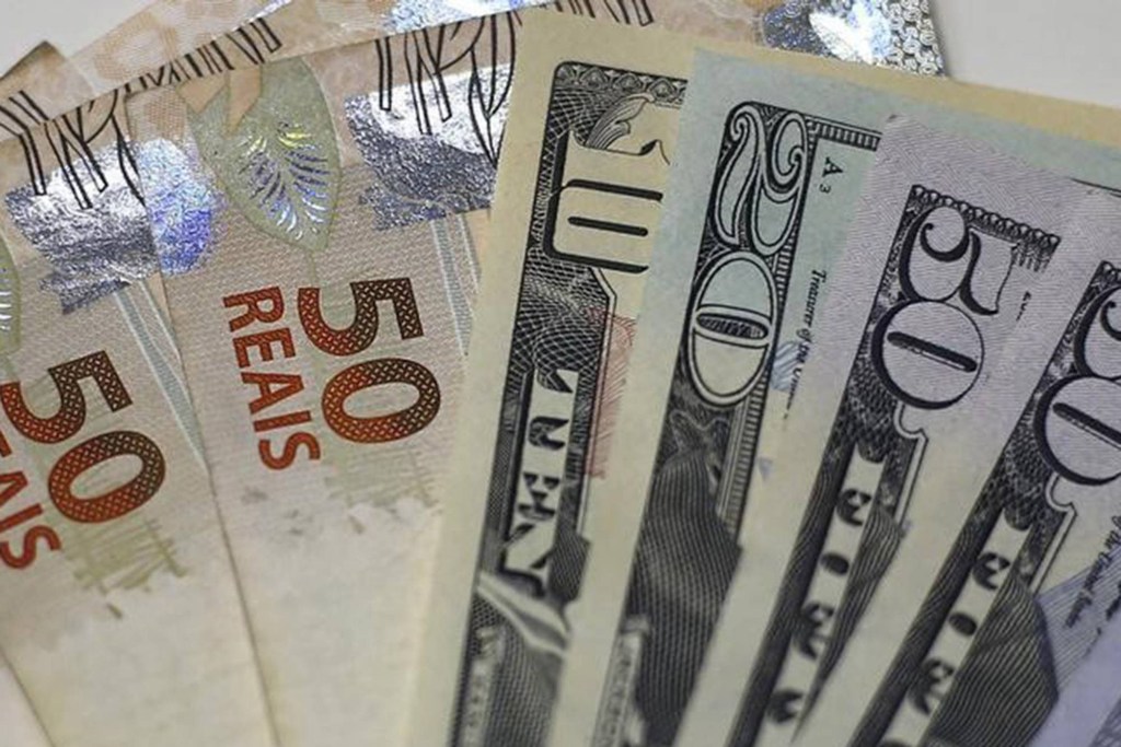 Moedas: real e dólar