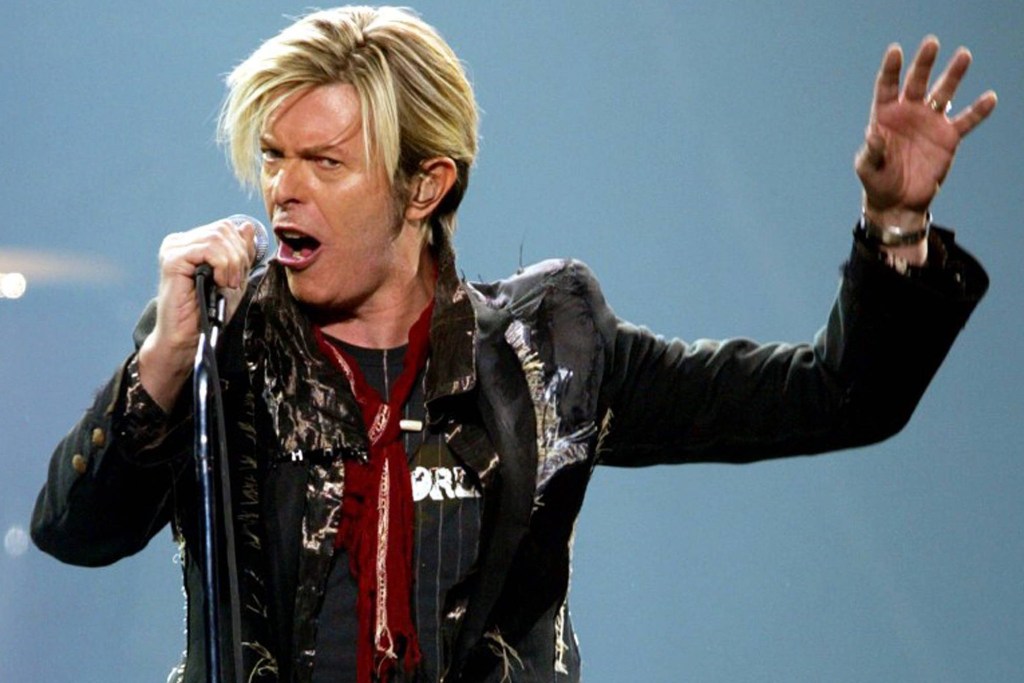 David Bowie durante show na cidade de Montreal, em 2003