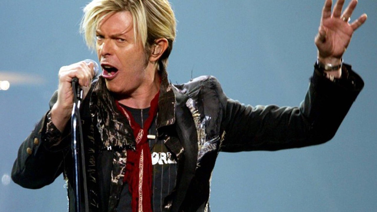 David Bowie durante show na cidade de Montreal, em 2003