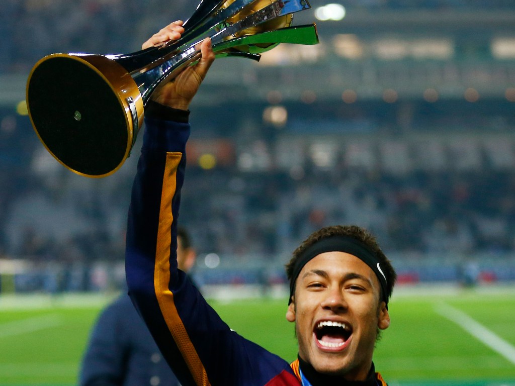 O jogador Neymar do Barcelona comemora o título de campeão Mundial de Clubes, no Japão, neste domingo (20)