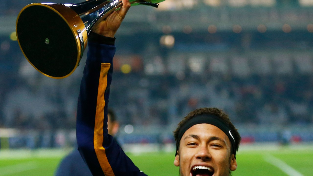 O jogador Neymar do Barcelona comemora o título de campeão Mundial de Clubes, no Japão, neste domingo (20)