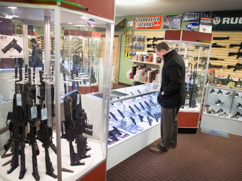Cliente observa armas em uma loja especializada em Bridgeton, no Estado do Missouri (EUA)