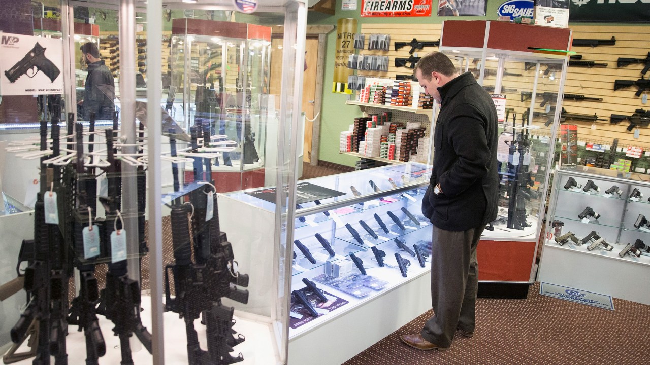 Cliente observa armas em uma loja especializada em Bridgeton, no Estado do Missouri (EUA)