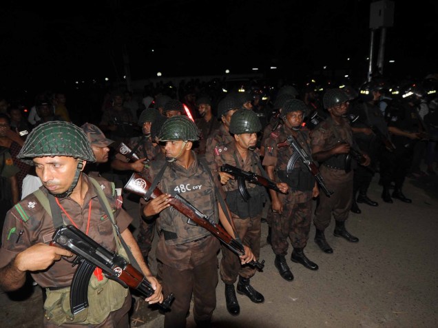 Policiais se posicionam para defender restaurante, na capital de Bangladesh, onde ocorreu um tiroreio - 01/07/2016